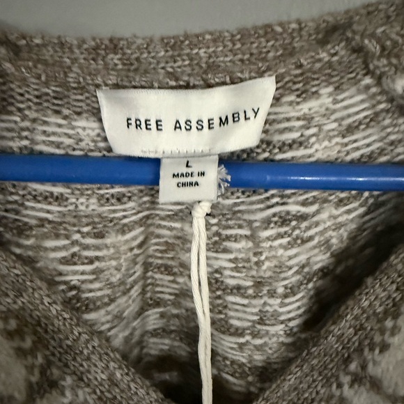 Elegant Gray and White Cardigan - Picture 4 of 4